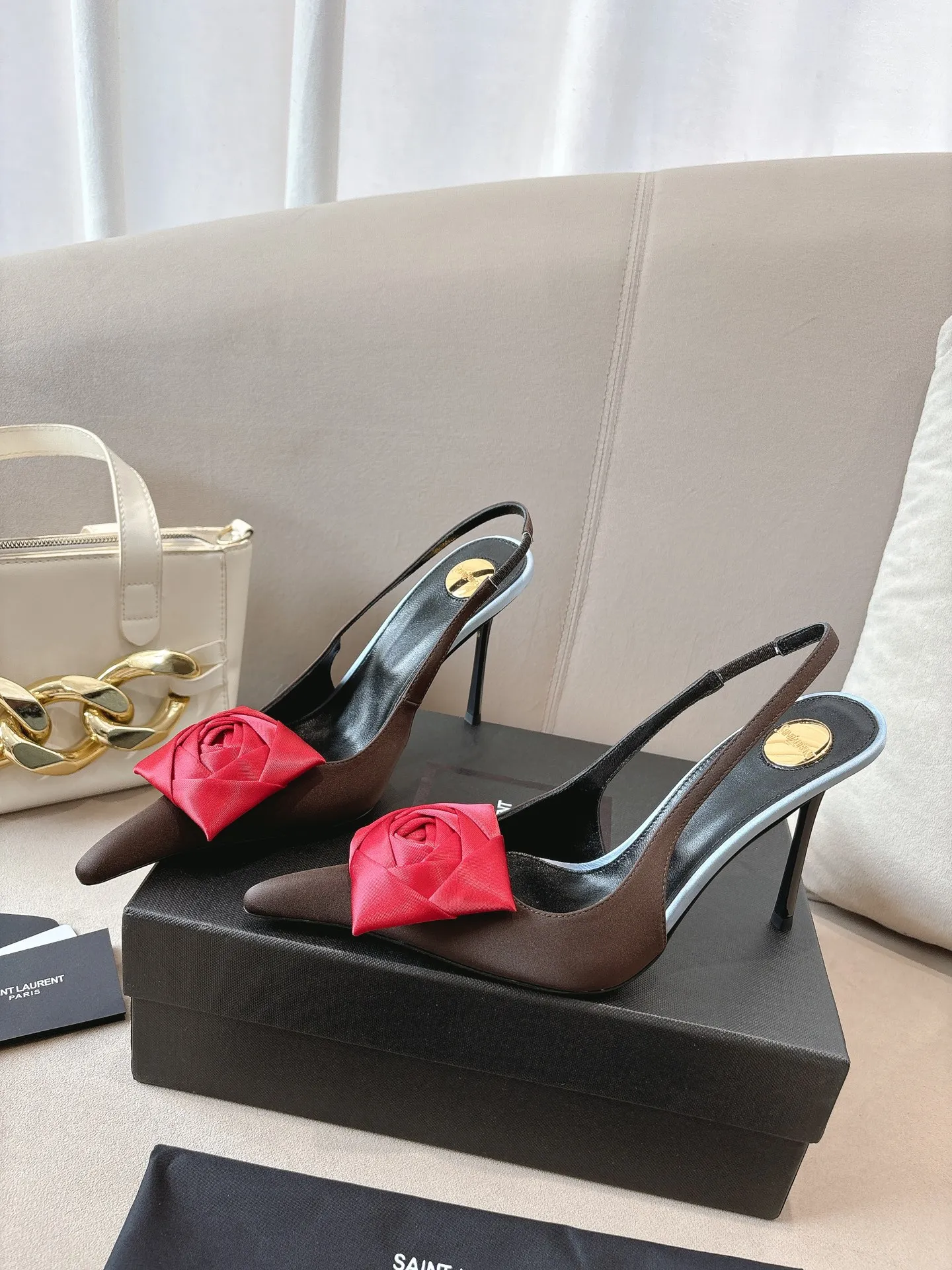 👟👟Ex-factory price 680👟👟 Saint Laurent ysl 25ss/autumn and winter ready-to-wear flower series catwalk style high heels. The toe and contrasting color design make the final effect quite impressive. The different colors are also very beautiful. Straight heels, curved heels, with flowers, and without flowers can be selected. Only YSL understands women’s hearts best and does not accept refutation. It is a super invincible feminine artifact, a must-have for women (z-brand full-body customization, own molded hardware accessories, perfect consistency) ✔ Upper: imported cow patent leather ✔ Inner lining: imported 🐑 goat leather ✔ Sole: imported genuine leather outsole ✔ Heel height: 10.5cm ✔ Size: 36-39 (40, 41, 42 can be customized and non-returnable) Flower style (full set of packaging)